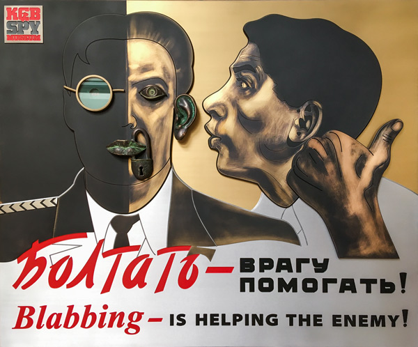 Šnipų muziejaus "Blabbing - Is Helping The Enemy!" iškaba Niujorke